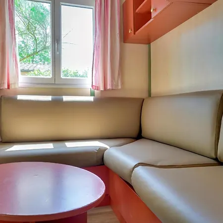 2 Bedroom Beautiful In Holiday home *